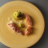 価格には消費税が含まれております。10%のサービス料を別途加算させて頂きます。ご予約日の前日、当日のキャンセルは、キャンセル料を頂戴致します。アレルギー、お苦手な食材がございましたら、予約時にお申し付けください。男性のタンクトップ、短パン、サンダル等の軽装でのご来店は、ご遠慮下さいませ。クリスマス、年末年始期間はメニューが変更になります。