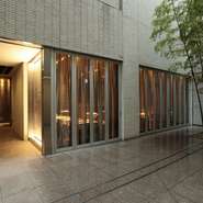 価格には消費税が含まれております。10%のサービス料を別途加算させて頂きます。ご予約日の前日、当日のキャンセルは、キャンセル料を頂戴致します。アレルギー、お苦手な食材がございましたら、予約時にお申し付けください。男性のタンクトップ、短パン、サンダル等の軽装でのご来店は、ご遠慮下さいませ。クリスマス、年末年始期間はメニューが変更になります。