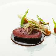 島根産天然アワビや新潟県魚沼産妻有ポーク、長岡産網取り真鴨など厳選食材を使用したお料理を提供しています。季節感やおいしさ最高級の素材を選りすぐり、シンプルな仕立てで料理を提供しています。