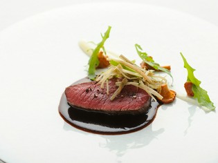 世界中から集まった最高級の素材や季節の食材