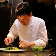 食材一つ一つに最大限の敬意を払い丁寧に仕立てた料理と時間を忘れてゆったりと楽しんでいただく上質な空間。そしてクオリティーの高いサービスでお客さまをお迎えできるよう日々努めています。