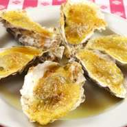 今まで牡蠣をあまり食べなかった人も今日から牡蠣フリークになる、そんなメニューが豊富です。オランデーズソースをかけて焼いた『ロックフェラー』はマイルドな美味しさ！