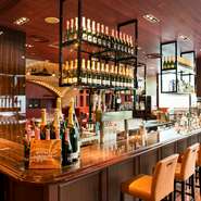 世界各地から120種類以上のワインを選び抜き、ワイン通にもご満足いただける品揃えです。お酒はほかにビール、カクテル、ウイスキー、日本酒、焼酎も多数取り揃えております。