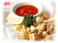 やわらかい食感のヤリイカをフライにしました。
タイム・オレガノ・フェンネルなどの香草の風味豊かなトマトソースでお召し上がり下さい。