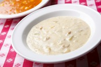 オイスターバーの代名詞の一つ、浅利と野菜を使用したクリームチャウダーです。
滑らかな食感と奥深い味わいをお楽しみください。