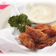 クラッカーやコーンパウダーを衣に使用しフライにしました。
ベーシックな”カキフライ”とは一味違った香ばしさをお楽しみ頂けます。