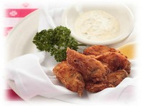 クラッカーやコーンパウダーを衣に使用しフライにしました。
ベーシックな”カキフライ”とは一味違った香ばしさをお楽しみ頂けます。