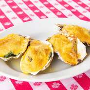 オイスターバーの一番人気。
石油王ロックフェラーの名前にあやかった一品。
牡蠣のうまみをオランデーズソースに閉じ込め、オーブン焼きあげた濃厚な味わいをご堪能下さい。