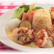 大ぶりの海老を香ばしくグリルし、薫り高いガーリックのソースで。ココナッツライスを添えて。