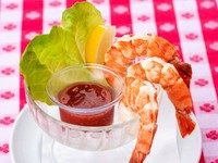 ジャンボシュリンプをスパイスと野菜の入ったブイヨンでボイルし、
冷製にした一品。
西洋ワサビとチリソースの入ったオリジナルのカクテルソースでお召し上がり下さい。