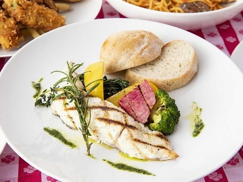 毎日仕入れる旬の魚の日替わりメニュー『本日の鮮魚のグリル』