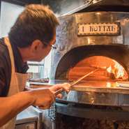 試行錯誤の末に完成したオブジェのような石窯。看板メニューのナポリピッツァは、オーダーが入ってから石窯で焼き上げます。一気に火を入れることで独特のカリカリ＆モチモチの食感を楽しめます。