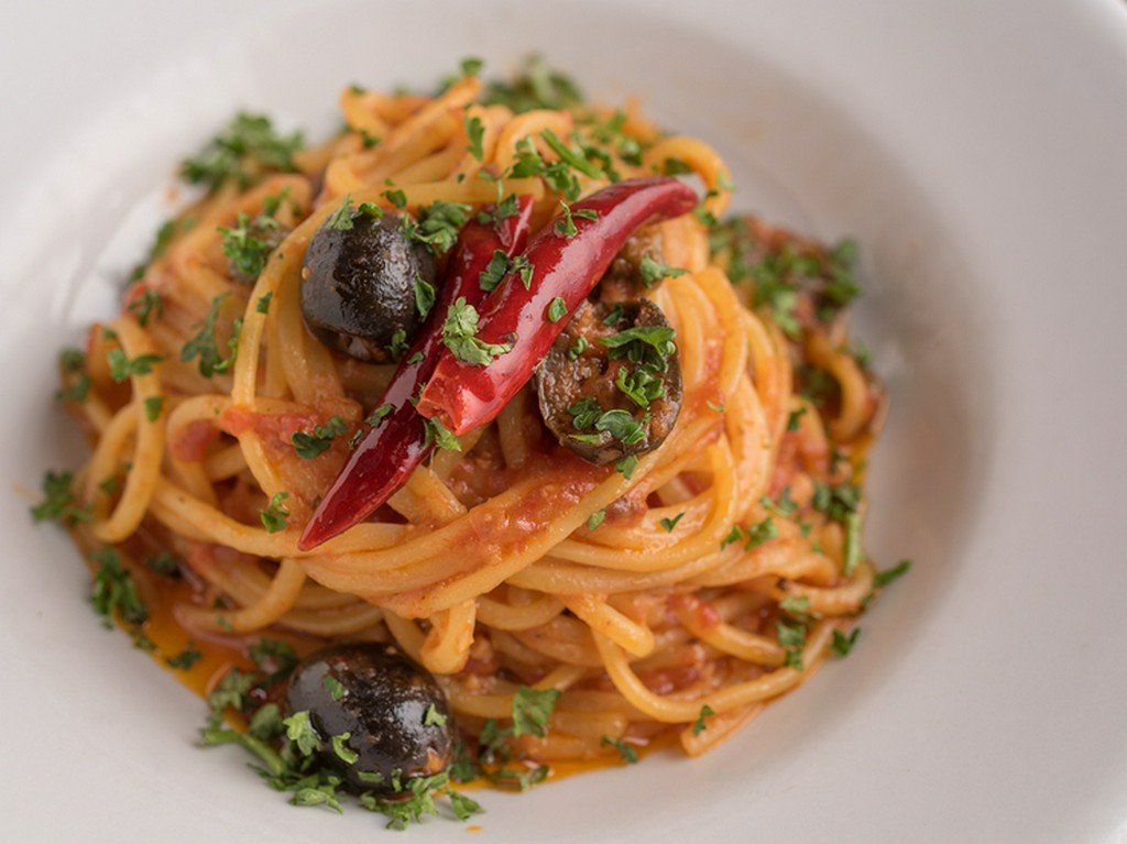 トマトの甘味とアンチョビのコクが癖になる『娼婦風スパゲティ』