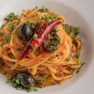 玉葱とトマトを煮込んでつくる自家製のトマトソースを使用。少しだけピリ辛で食欲も進みます。