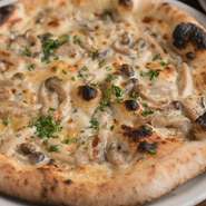 舞茸・しめじ・椎茸・えのきの4種類を使用。きのこの香りがクリームソースによく溶けあっています。