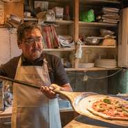 店内には、自然界にある木や土、石などを取り入れ温もりを感じられる雰囲気になっています。食の好みは人それぞれ、その方の得意とする料理や味付けをこちらからサポートする、提案することを大切にしています。