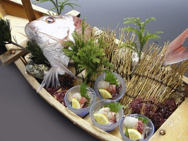 4名以上は「鯛の舟盛り」を、2〜4名は「旬魚の姿造り」を進呈！
