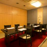 座敷や掘りごたつ、イス席などタイプの違う個室があり、2名様から75名様まで対応可能です。コース料理でごゆっくり会食をお楽しみいただけます。