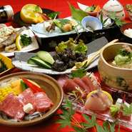 チキン南蛮やひかりの唐揚げ、宮崎牛の陶板焼きに鶏の炭火焼、冷や汁等まとめて味わえる人気のコース。お帰りの際「黒霧島 20度200mlカップ」をお一人様に1個、宮崎のお土産としてプレゼント！