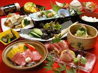 チキン南蛮やひかりの唐揚げ、宮崎牛の陶板焼きに鶏の炭火焼、冷や汁等まとめて味わえる人気のコース。お帰りの際「黒霧島 20度200mlカップ」をお一人様に1個、宮崎のお土産としてプレゼント！
