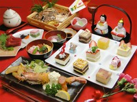 先付/お造り/焼物(鯛の姿焼)/揚物(有頭エビ/ポテト/ウインナー)/蒸物(茶碗蒸し)/ご飯(ちらし寿司)/汁物(蛤)/デザート(フルーツとミニケーキのプレート)選べるおもちゃ付［ケーキの飾りは変わることもあります］
