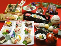 先付/お造り/焼物(鯛の姿焼)/揚物(有頭エビ/ポテト/ウインナー)/蒸物(茶碗蒸し)/手毬寿司/汁物(若竹)/デザート(フルーツとミニケーキのプレート)選べるおもちゃ付［ケーキの飾りは変わることもあります］