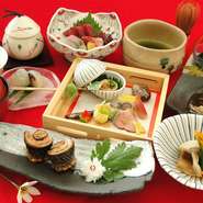 メインはお肉またはお魚をお選びいただけます。・先付・前菜・お造り・メイン料理・揚物・煮物・蒸物・［選べるご飯］・お味噌汁・［選べるデザート］・［選べるドリンク］