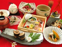 メインはお肉またはお魚をお選びいただけます。・先付・前菜・お造り・メイン料理・揚物・煮物・蒸物・［選べるご飯］・お味噌汁・［選べるデザート］・［選べるドリンク］