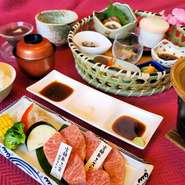 ・花かご膳ランチのかご盛り…（小鉢・お造り・酢の物・煮物・茶碗蒸し）お味噌汁＋・宮崎牛の陶板焼き・焼き野菜・［選べるご飯］・［選べるドリンク］・［選べるデザート］