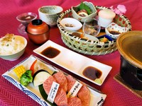 ・花かご膳ランチのかご盛り…（小鉢・お造り・酢の物・煮物・茶碗蒸し）お味噌汁＋・宮崎牛の陶板焼き・焼き野菜・［選べるご飯］・［選べるドリンク］・［選べるデザート］