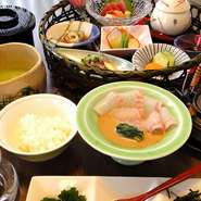 ・花かご膳ランチのかご盛り…（小鉢・お造り・酢の物・煮物・茶碗蒸し）＋・焼物・鯛茶漬け（白ご飯おかわり可）・［選べるドリンク］・［選べるデザート］※こちらはお味噌汁は付きません。