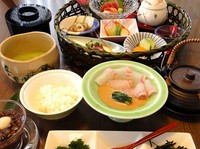 ・花かご膳ランチのかご盛り…（小鉢・お造り・酢の物・煮物・茶碗蒸し）＋・焼物・鯛茶漬け（白ご飯おかわり可）・［選べるドリンク］・［選べるデザート］※こちらはお味噌汁は付きません。