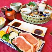 ・花かご膳ランチのかご盛り…（小鉢・お造り・酢の物・煮物・茶碗蒸し）お味噌汁＋・宮崎ブランドポークの陶板焼き・焼き野菜・［選べるご飯］・［選べるドリンク］・［選べるデザート］