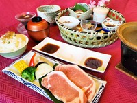 ・花かご膳ランチのかご盛り…（小鉢・お造り・酢の物・煮物・茶碗蒸し）お味噌汁＋・宮崎ブランドポークの陶板焼き・焼き野菜・［選べるご飯］・［選べるドリンク］・［選べるデザート］