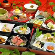 種類をたっぷり詰めた三段重の贅沢な日替わり「玉手箱ランチ」は、メイン料理は宮崎牛・宮崎産豚、鶏、魚料理。野菜もたくさん使用し、デザートは3種類、選べるご飯とドリンク付き。