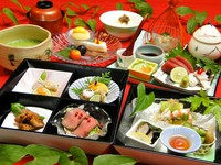 種類をたっぷり詰めた三段重の贅沢な日替わり「玉手箱ランチ」は、メイン料理は宮崎牛・宮崎産豚、鶏、魚料理。野菜もたくさん使用し、デザートは3種類、選べるご飯とドリンク付き。