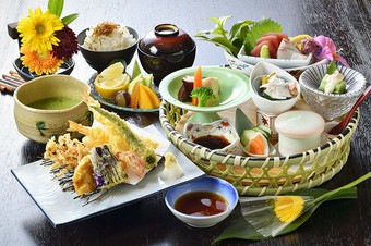 〈玉手箱ランチ：平日限定〉少しずつ、たくさんの種類をたっぷり楽しめます