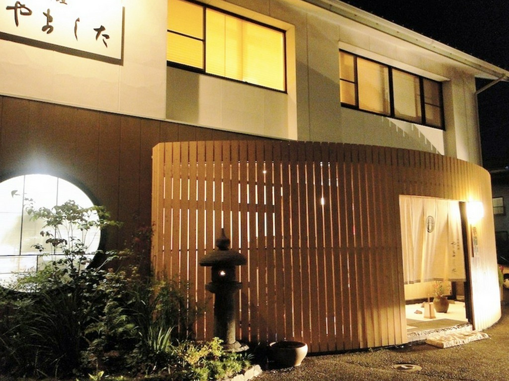 繁華街から徒歩7分：駐車場有