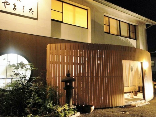 繁華街から徒歩7分：駐車場有