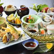 メイン、ご飯、ドリンク、デザートが選べる『花かご膳』1620円を食べに再来店されるほどの人気です。