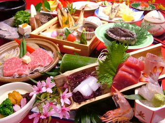 個室でランチやお食い初め、節句や七五三、結納、法事などご家族連れ、接待、ご宴会など幅広いコース有り