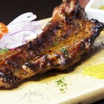 びっくりするほど大きいのにジューシーな『黒豚のスペアリブ』