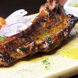 びっくりするほど大きいのにジューシーな『黒豚のスペアリブ』