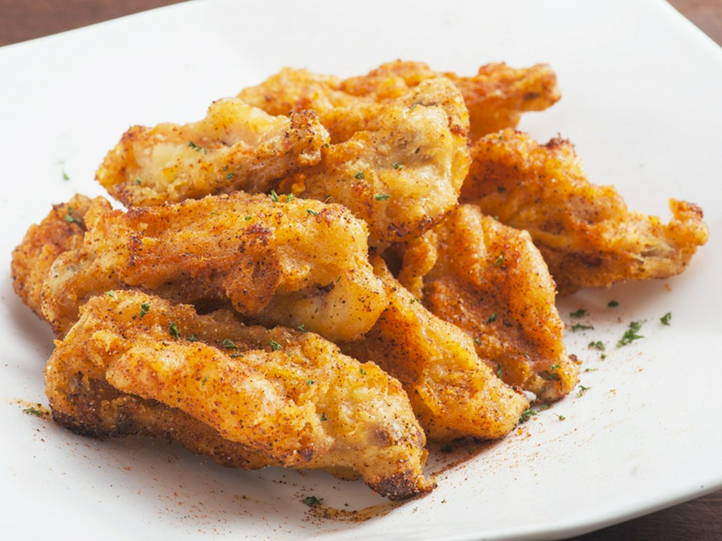 スパイシーな刺激がたまらない『ホットチキンウィング』