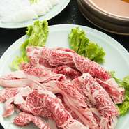 かつおと昆布のだしが香るカレー鍋は、黒毛和牛と豚肉、野菜がたくさん食べられ、皆で楽しめるお鍋です。