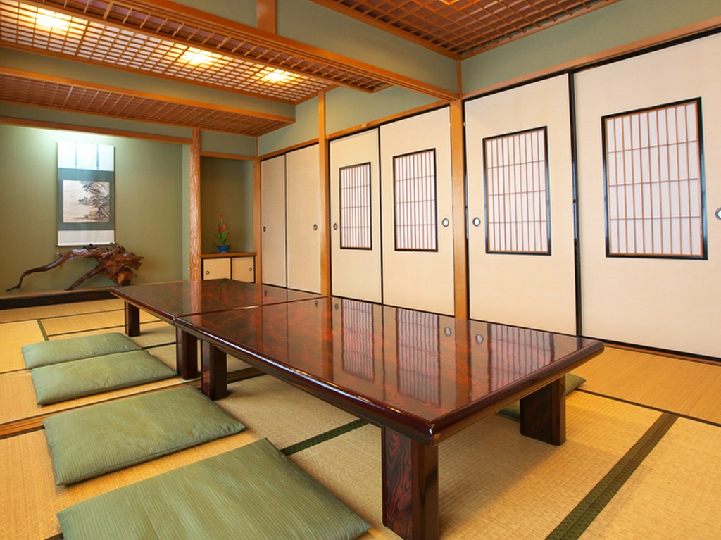 カウンター席・座敷ともに、広めでゆったり