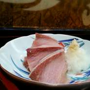 能登、氷見で獲れるブリ（１０㎏以上のもの）

分厚く切って、金沢の昔の食べ方で豪快に。
お鮨、焼き物、いろいろ楽しめます。
骨まで食べられるブリ大根も。
