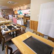 えび、いか　あさり、おからが入った生地の上に、浜松の「青のり」やふっくらとした「しらす」を豪快に盛り合わせた『渚焼き』。これを目の前で焼き上げる鉄板席は、焼き立てを盛り上がりながら食べられます。　