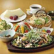 地元静岡で、朝収穫したばかりの瑞々しい野菜を使用。富士山ブランド商品がてんこ盛りの御膳です。