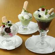 抹茶ぜんざいはお店で手作りです。『半田山クリームあんみつ』は、抹茶のアイスクリームにしらたま、生クリームなど甘さひかえめで量が多めなのがうれしいポイント。　さくっとしたビスキーにつけて食べるのも美味。